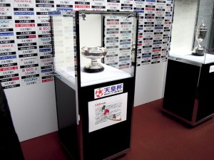 天皇杯の優勝カップ